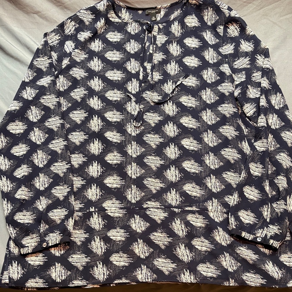 Ann Taylor Navy‎ & White Geometric Print Long Sleeve Blouse XL